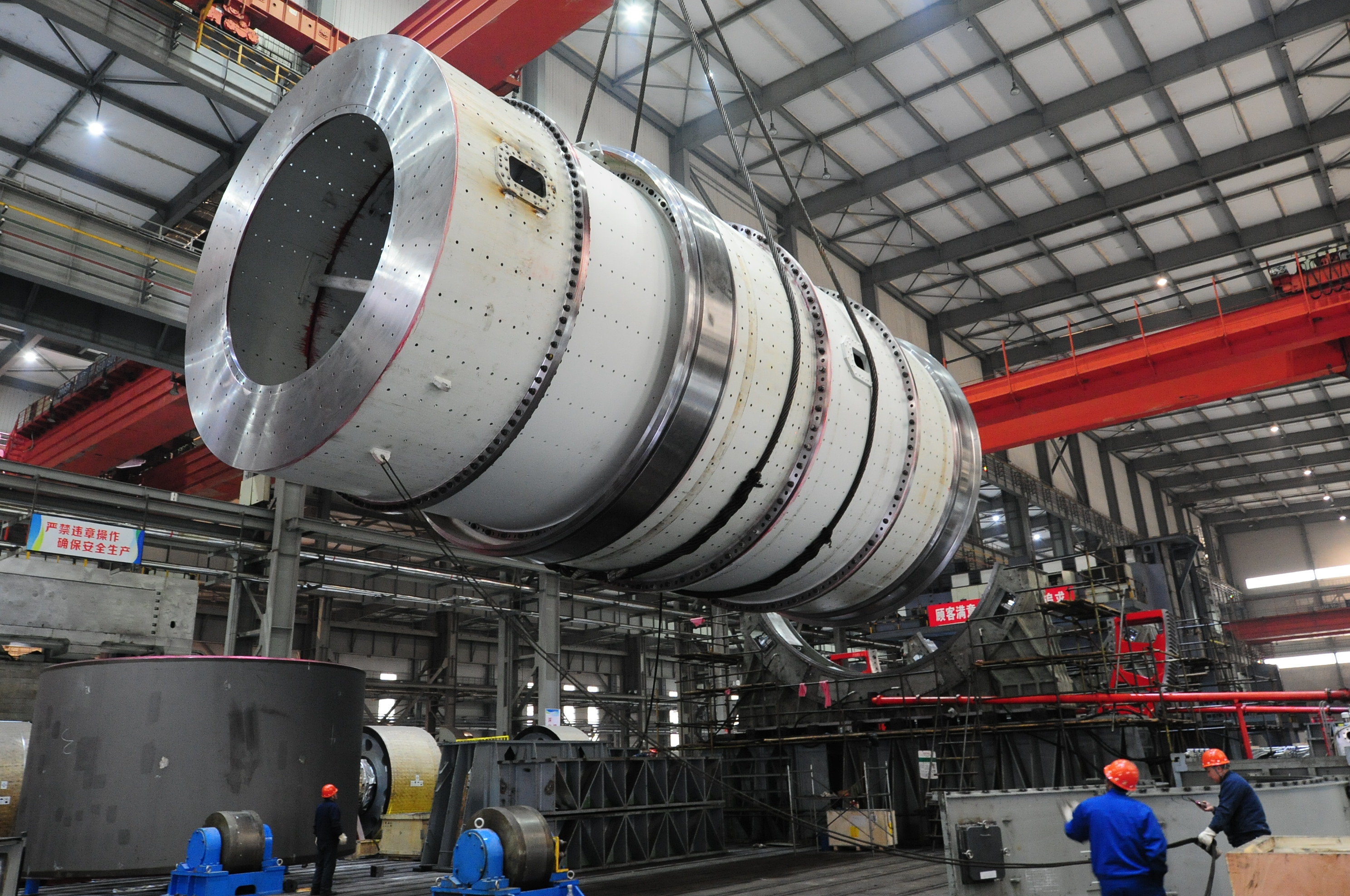 2月10日，世界最大的集烘干与粉磨于一体的双驱干法球磨机完成试车（雷正道 摄）.JPG